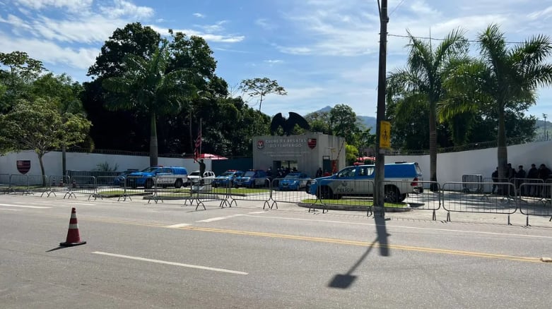 Flamengo tem treino com segurança reforçada e torcedores na porta do CT