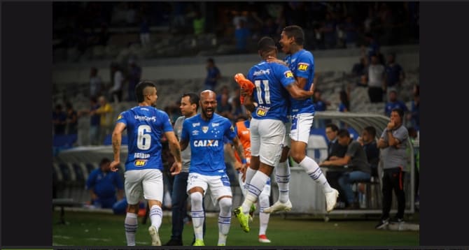 Cruzeiro vence e complica situação do Corinthians no Brasileirão