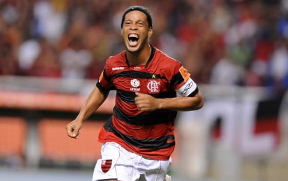 Representando o Flamengo em jogo festivo, Ronaldinho celebra: “É maravilhoso”