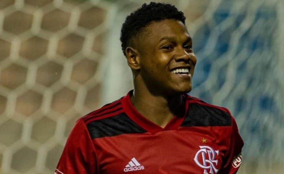 Só falta o pix: Caminhão de dinheiro por Matheus França é colocado na mesa e Flamengo se posiciona sobre o negócio