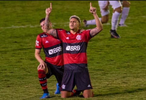 Jogador festeja volta ao Flamengo, mas diz que trocaria gols por vitória