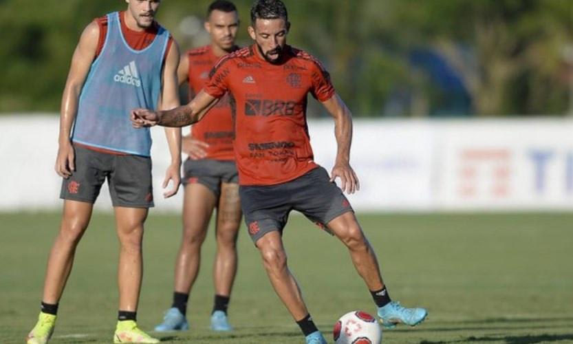 Após ser multado pelo Flamengo, Isla tem conversa com Paulo Sousa e fica à disposição contra o Bangu