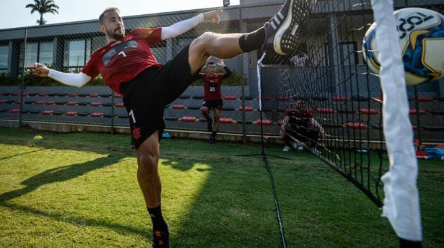 Com uma assistência por jogo, Everton Ribeiro supera início no Flamengo e vê time mais forte