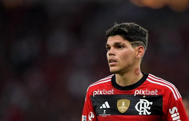 Ayrton Lucas recebe sondagem e Sampaoli indica possível substituto no Flamengo