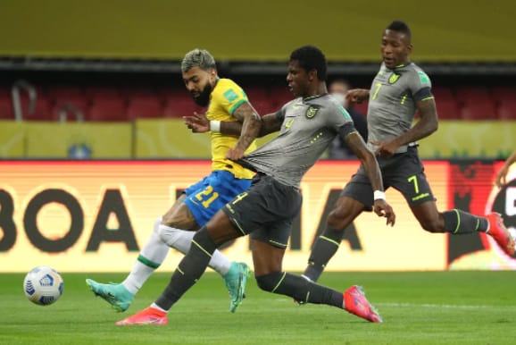 Exame aponta edema na perna direita de Gabigol, que desfalca o Flamengo contra o Coritiba