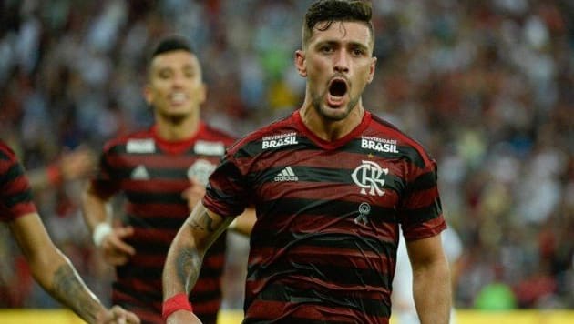 Torcedor pede saída de Abel do Flamengo, e Arrascaeta curte publicação em rede social