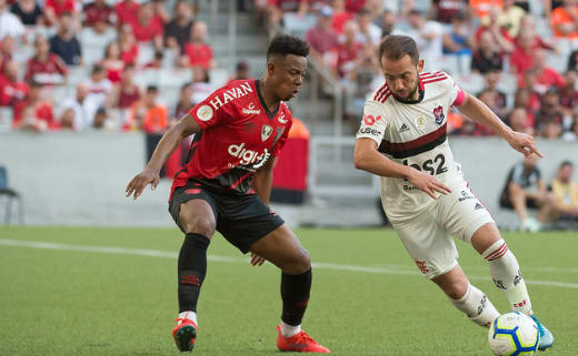 Contra tudo e contra todos: com arbitragem polêmica, Flamengo bate o Athletico-PR na Arena da Baixada