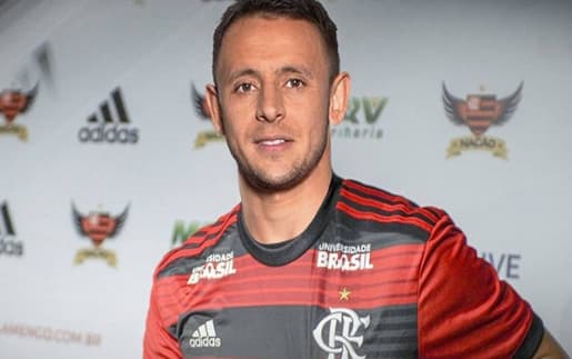 Primeiro reforço do Fla para o segundo semestre, Rafinha joga futevôlei e aproveita final das férias