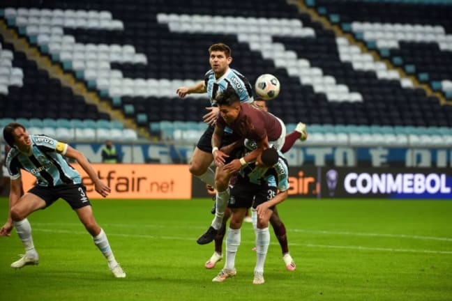 Trio deixa jogo contra a LDU com dores e vira preocupação para Felipão no Grêmio