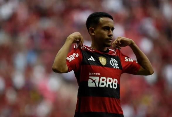 Xodó de Vítor Pereira, Matheus Gonçalves fura fila no Flamengo e chama atenção por personalidade