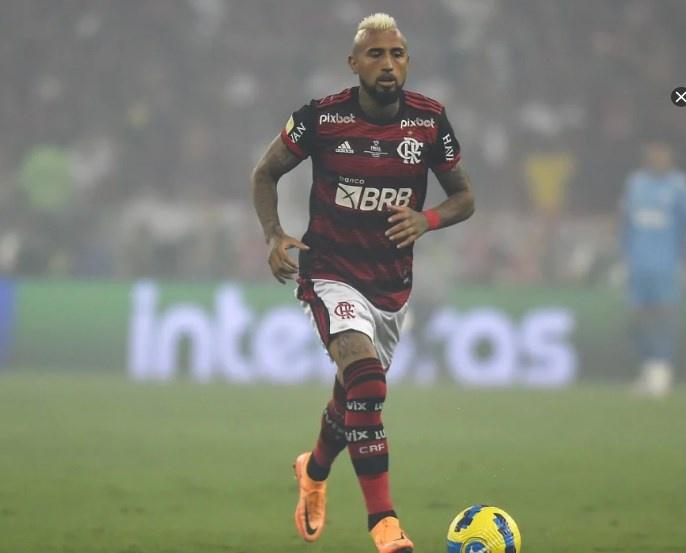 Vítor Pereira comenta irritação de Vidal no banco de reservas do Flamengo