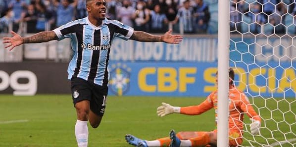 [OPINIÃO] Douglas Costa deve amar Grêmio como Dani Alves com o São Paulo