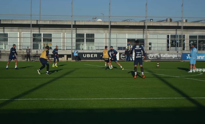 Douglas faz golaço em treino, arranca palmas e tira onda