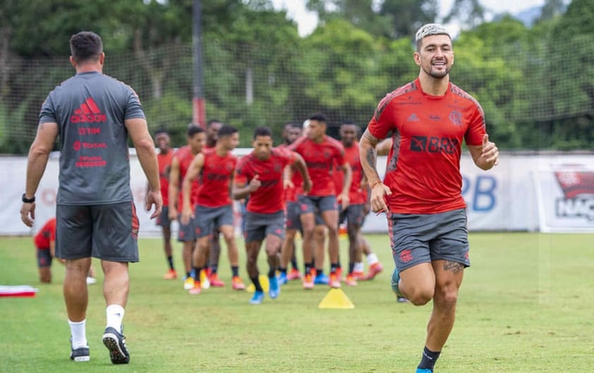 Com Arrascaeta em campo, Flamengo realiza último treino no Ninho antes de viagem para Argentina