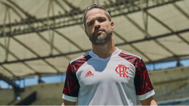 Confira o novo uniforme 2 do Flamengo com homenagem ao título mundial de 1981; fotos