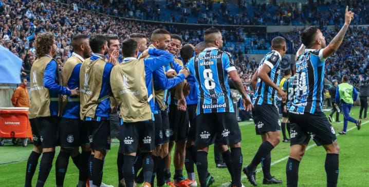 Grêmio domina ações, bate Furacão e abre boa vantagem na Copa do Brasil