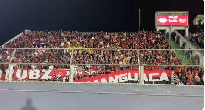 Ei Paulo Sousa, vai tomar..  Torcida do flamengo grita no fim do jogo, confira o vídeo