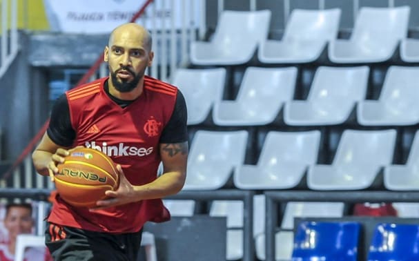 Marquinhos dá a receita para ganhar o NBB: “Tem que continuar defendendo bem, e o ataque tem que ser solidário”