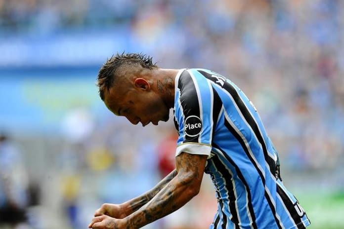 Grêmio negocia com o Benfica e não garante presença de Everton no Gre-Nal