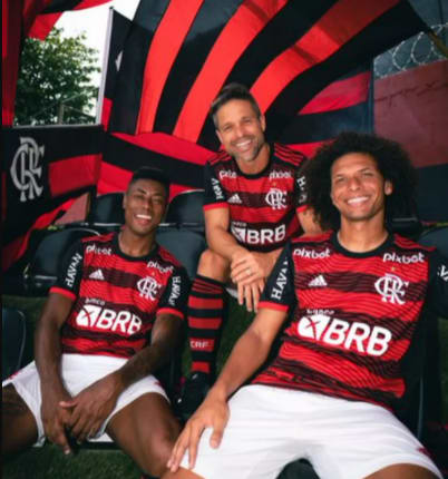 Novo uniforme do Flamengo chega às lojas nesta sexta; veja fotos