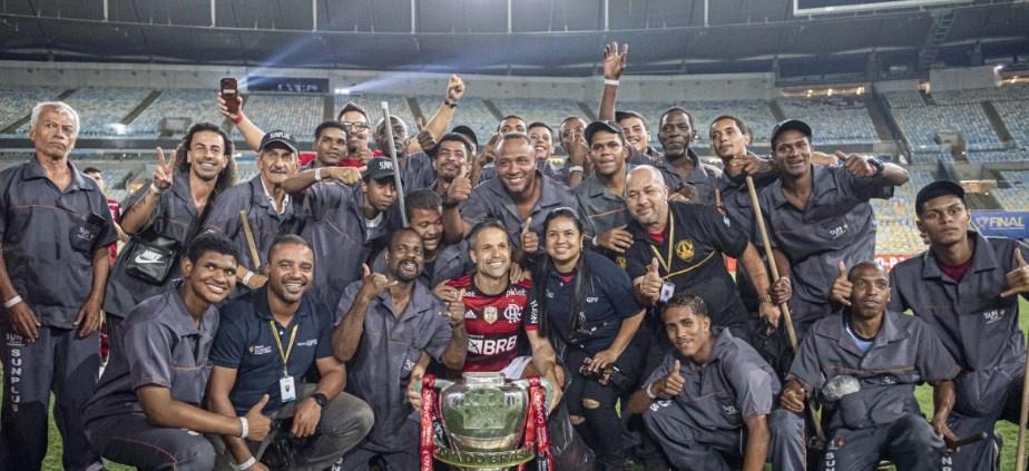 Vídeo: Após título do Flamengo, Diego Ribas posa com a taça ao lado de funcionários do Maracanã