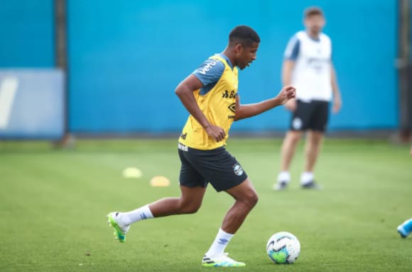 Guilherme Guedes sente novo problema muscular, fica fora, mas volta a treinar no Grêmio