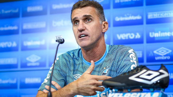 Mancini não se assusta com números na tabela e descarta mudanças drásticas no Grêmio