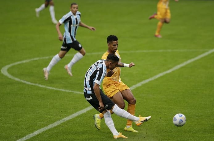 Veja os números de Jhonata Robert em estreia como titular do Grêmio