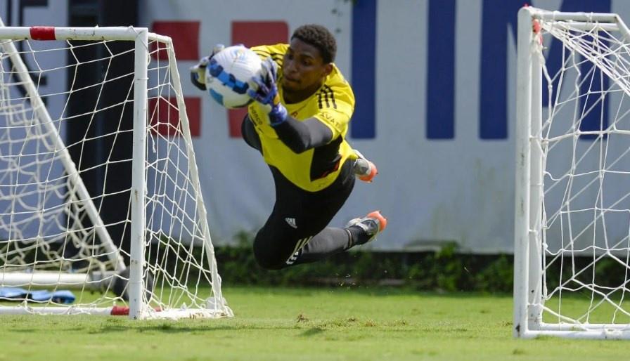 Vídeo! Seu frangueiro: Torcedor do Flamengo discute com Hugo Souza e xinga goleiro