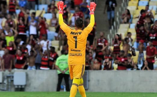 Diego Alves é presenteado por Marcos Braz em pódio na festa do título do Flamengo