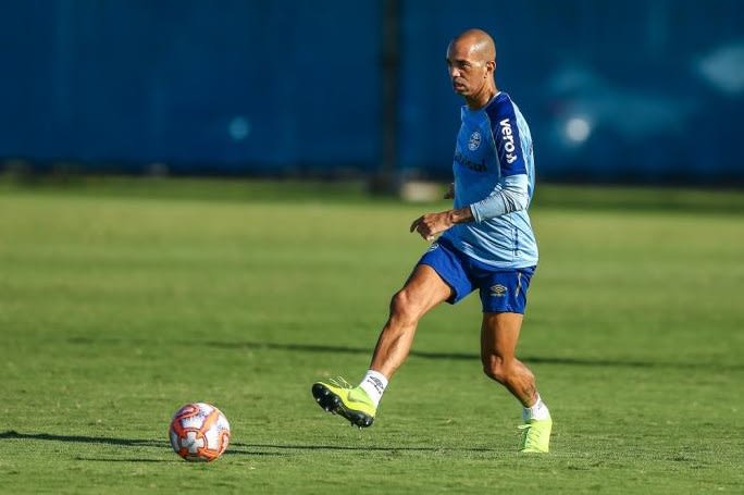 Diego Tardelli treina na função de Luan em coletivo do Grêmio