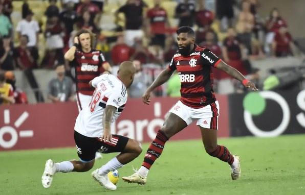 Rodinei elogia Arrascaeta e diz que está no seu melhor momento no Flamengo