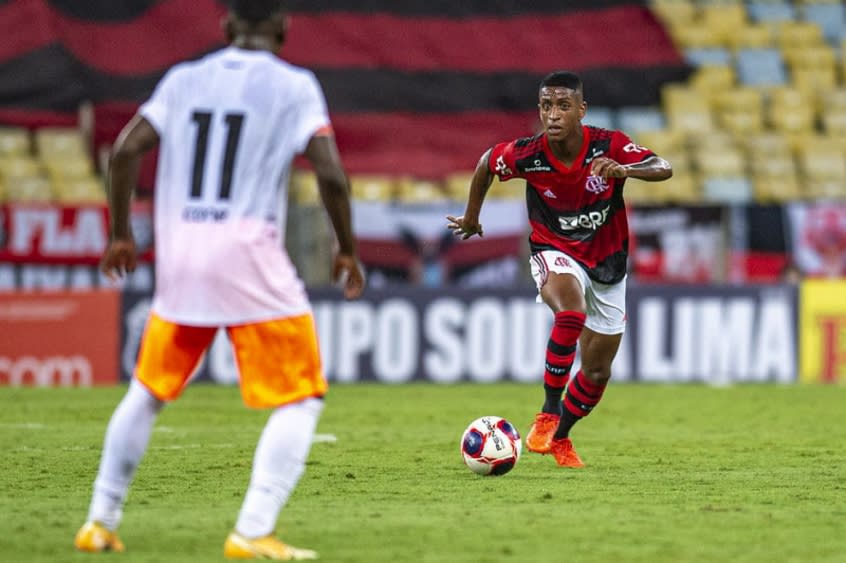 Meia Max e auxiliares do Flamengo testam positivo para Covid-19