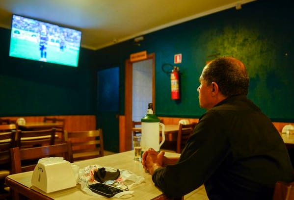 Torcedores do Grêmio secam adversários e mantêm esperança de permanência na Série A