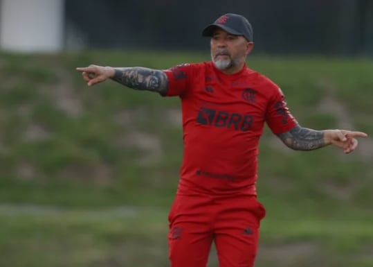 Em treino do Flamengo, Sampaoli cobra posse: O respeito pela bola é sempre