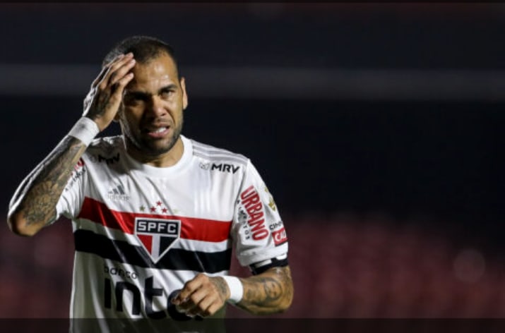 Fluminense e Athletico-PR se juntam ao Flamengo na briga por Daniel Alves