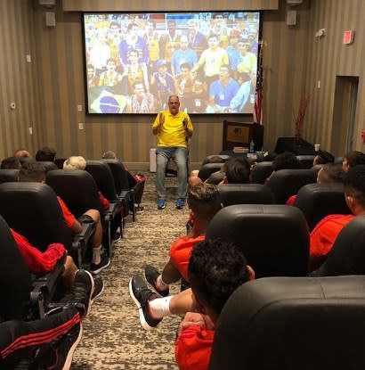 Elenco do Flamengo comemora palestra com astro do basquete Oscar Schmidt