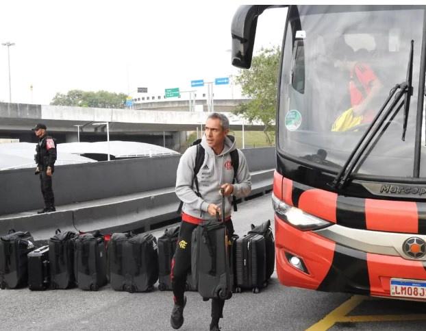 Vídeo: Flamengo embarca para sequência fora de casa,com Paulo Sousa pressionado e Gabigol de volta