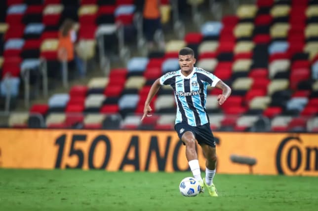 Mateus Sarará é surpresa positiva do Grêmio e ganha pontos com Felipão