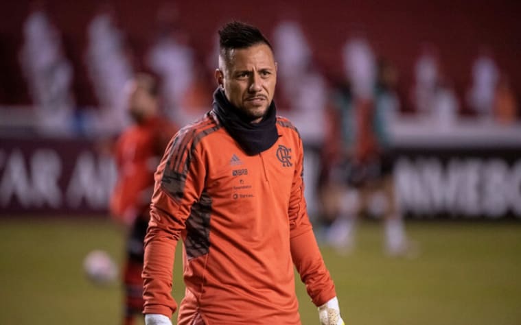 Com problemas musculares, Diego Alves e Renê iniciam tratamento no Ninho e preocupam o Flamengo