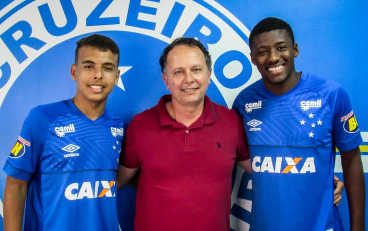 Valorizando a base, Cruzeiro renova com atacante Vinícius Popó e zagueiro César