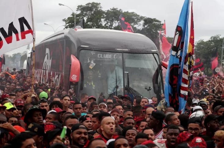 Rua de fogo: torcida do Flamengo prepara AeroFla em embarque para o Mundial