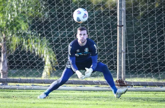 Grêmio elogia Paulo Victor e exalta experiência do goleiro para volta