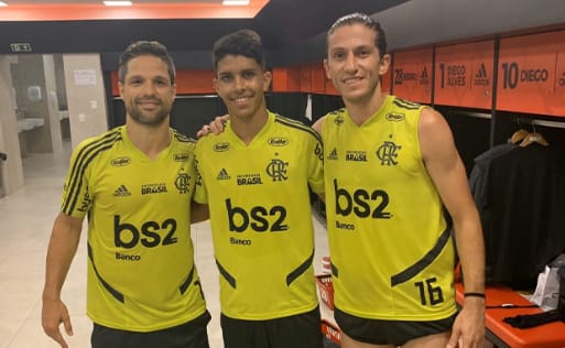 Diego e Filipe Luís voltam a treinar com bola