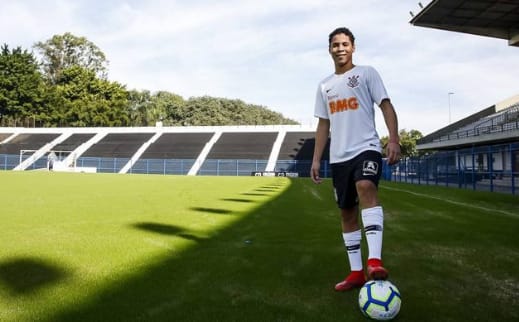 Sobrevivente do incêndio no Ninho do Urubu, Kennyd acerta com o Corinthians