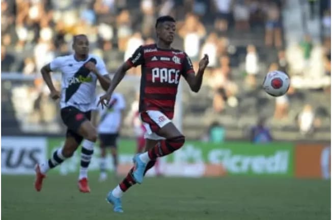 Bruno Henrique luta por minutos, e Paulo Sousa indica alternativas para utilizar o atacante em seu esquema