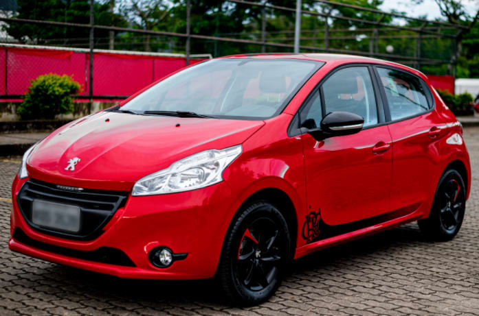 Clube de Regatas do Fla realiza leilão de carro personalizado com cores e escudo do Mais Querido