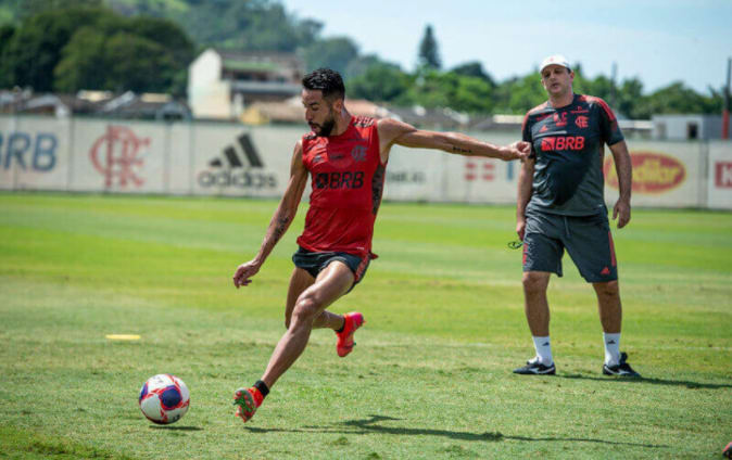 Isla celebra estreia em solo chileno e avalia impacto do gramado sintético para o Flamengo: Muito diferente