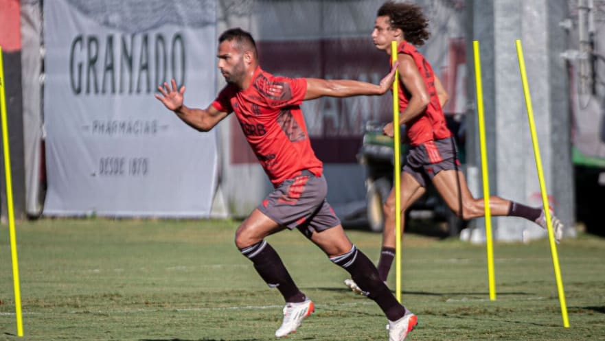 Por que Thiago Maia e Bruno Henrique utilizam uniforme diferente dos demais em treino? Entenda