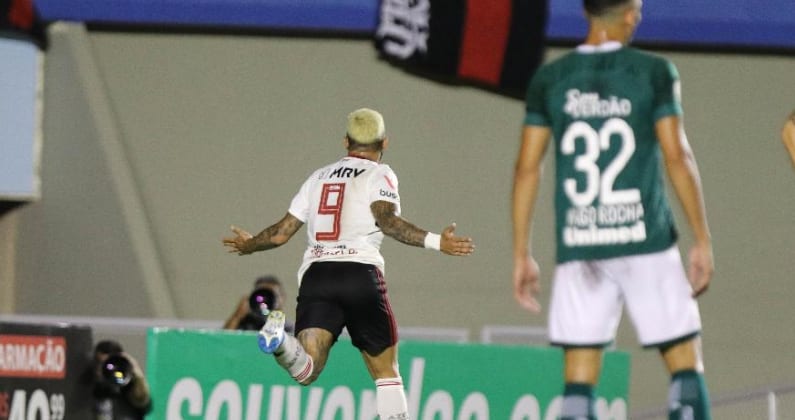 Gabigol iguala recorde de Brocador e supera Adriano após gol sobre o Goiás